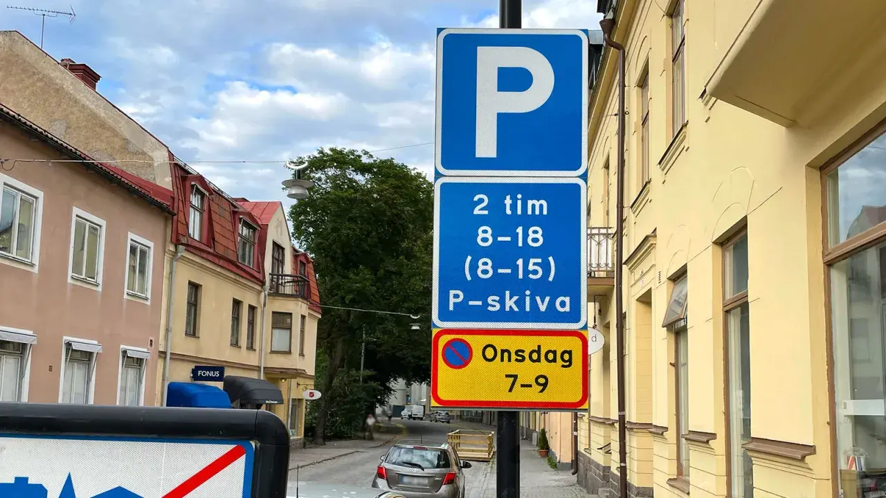Parkeringsskylt med regler för parkering. Perfekt för att öva trafikregler frågor gratis inför teoriprovet.