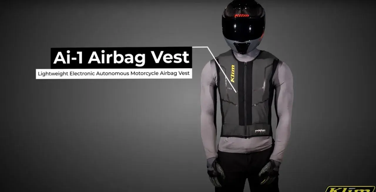 Motorcyklist med en lätt, elektronisk airbagväst. Denna airbag mc-väst ger extra skydd.