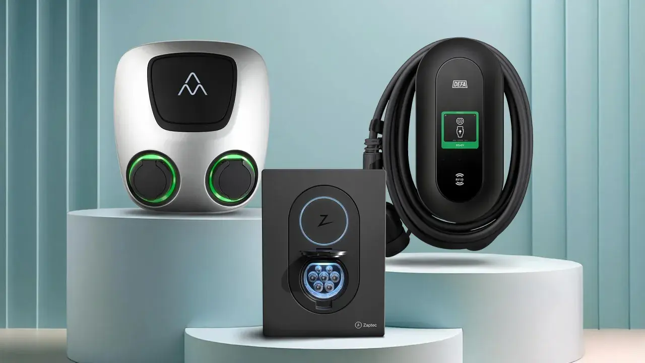 Tre moderna laddboxar för elbil. En silverfärgad med två uttag, en svart Zaptec och en DEFA-laddare med kabel. Allt redo för att ladda elbil via app.