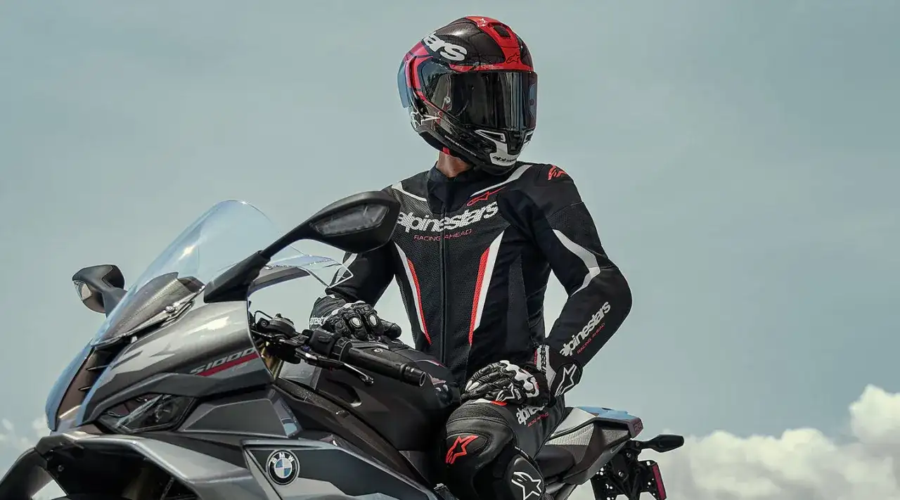 Förare i Alpinestars Tech Air-ställ sitter på en motorcykel.