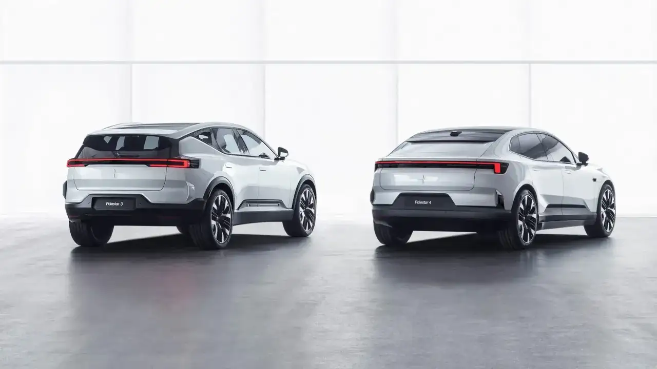 Två Polestar-bilar, Polestar 3 och Polestar 4, står sida vid sida.