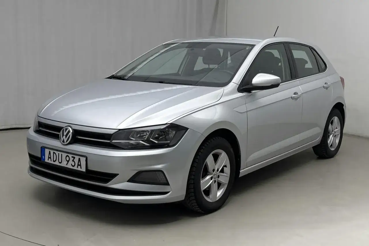 Silver Volkswagen Polo, en populär modell som kan drabbas av vanliga fel som rost och problem med elektroniken.