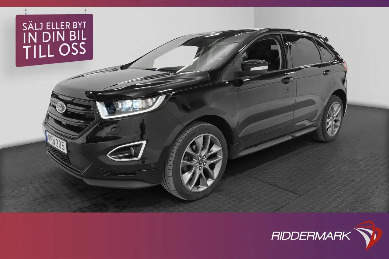 Svart Ford Edge, en SUV med en modern design. Ett skylt ovanf&ouml;r bilen s&auml;ger 