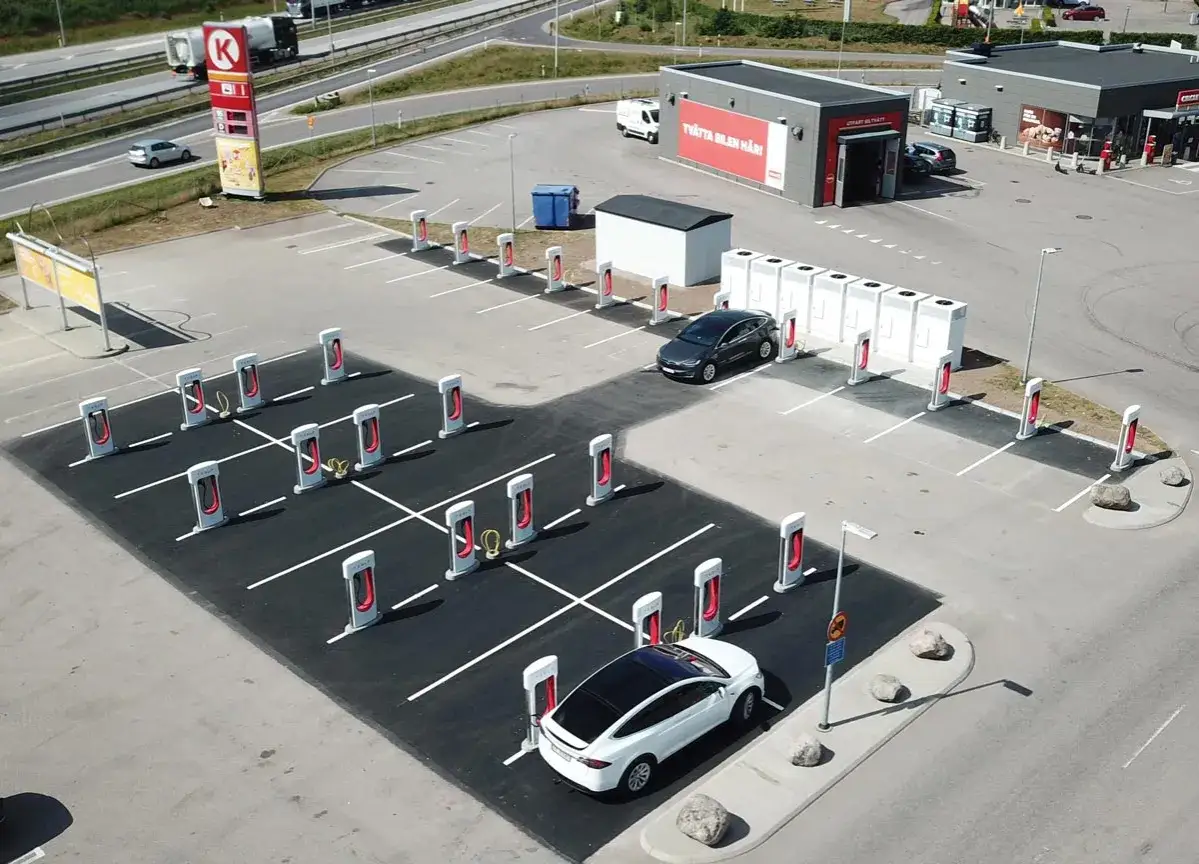 M&aring;nga Tesla-laddare st&aring;r redo f&ouml;r elbilarna. En vit Tesla laddar vid en station.