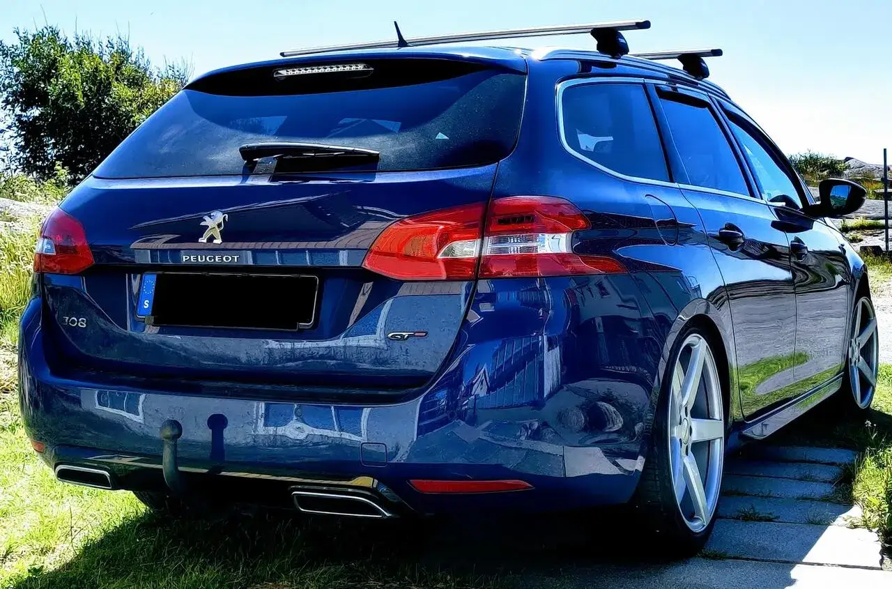 Blå Peugeot 308 kombi med takräcke och dragkrok. En potentiell peugeot 308 problem kan vara att den är lite för snygg för att lämnas ensam.