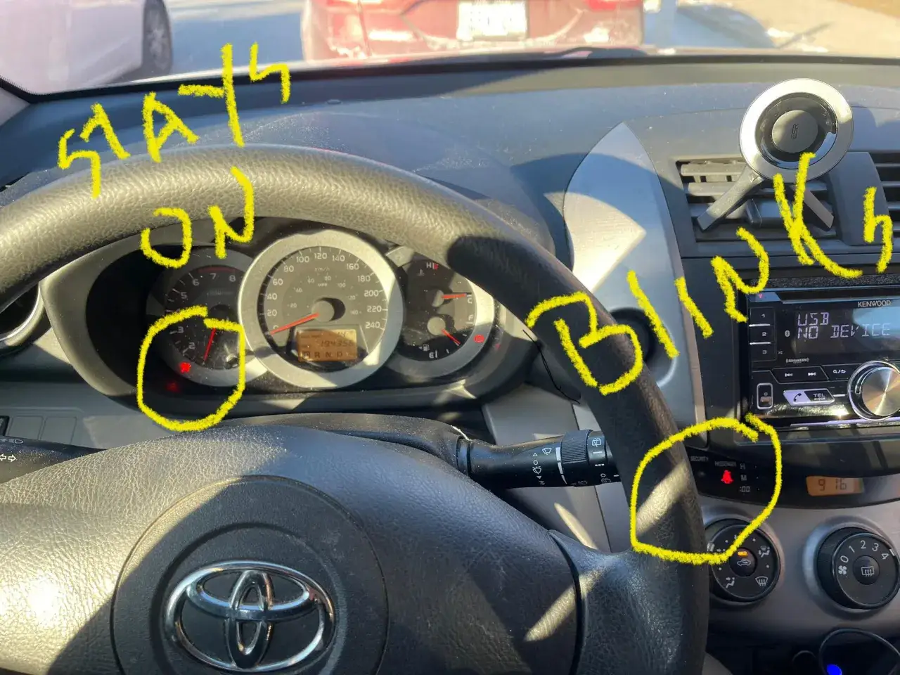 Varninglampor lyser på instrumentbrädan, indikerar ett toyota rav4 automat problem.