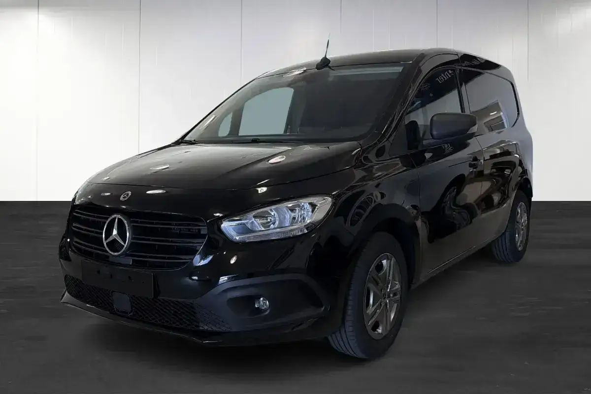 Svart Mercedes Citan, en praktisk transportbil som kan ha sina problem.