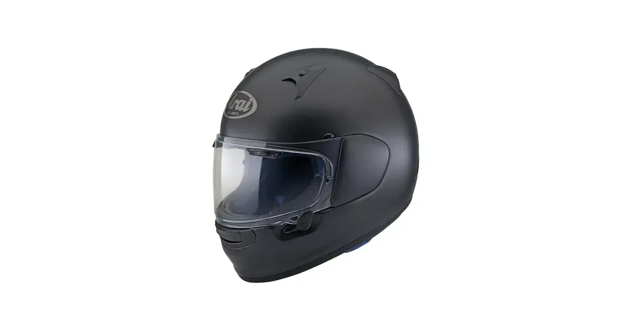 Svart Arai hjälm i profil, med klar visir och diskret logotyp. Perfekt för dig som söker en stilren och säker hjälm.