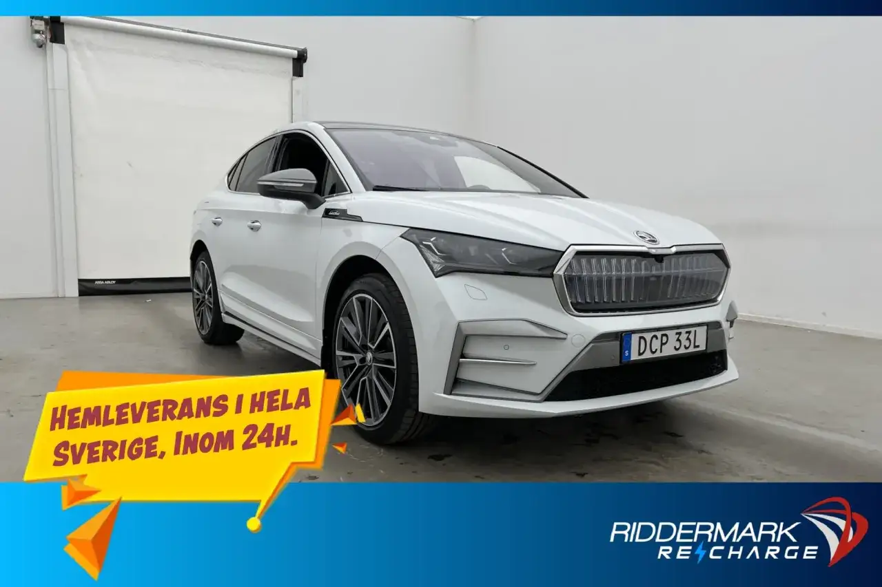 Vit Skoda Enyaq 85x redo f&ouml;r hemleverans i hela Sverige inom 24h.