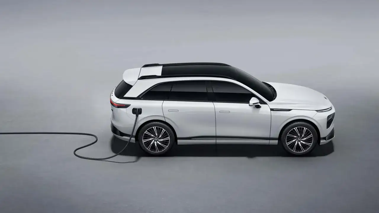 Vit Xpeng SUV laddas, redo för nya äventyr.