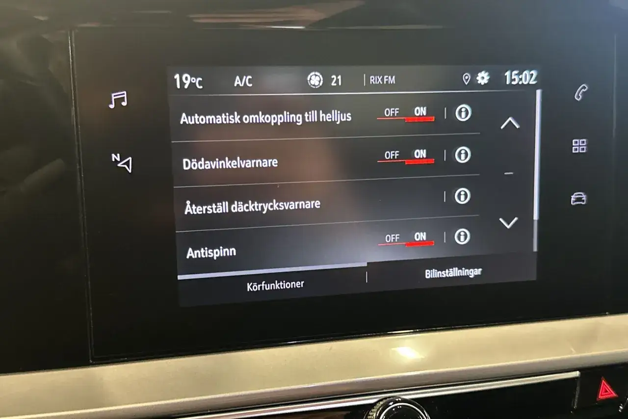 Opel Mokka-sk&auml;rm visar inst&auml;llningar f&ouml;r automatisk helljusomkoppling, d&ouml;davinkelvarnare, d&auml;cktryck och antispinn. Kanske ett problem med en av dessa funktioner?