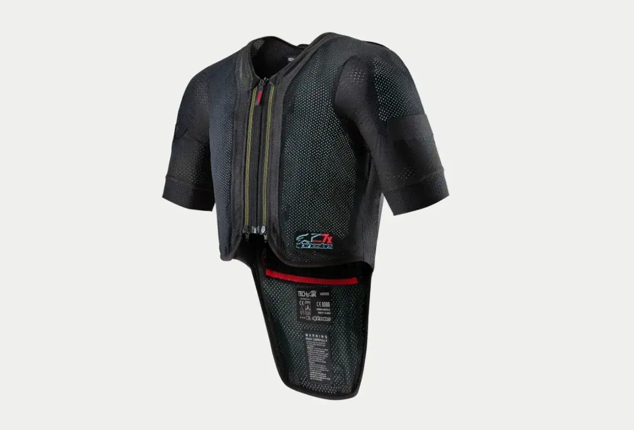 Svart skyddsväst med Alpinestars Tech Air-logotyp. Denna väst är designad för maximal säkerhet och komfort.