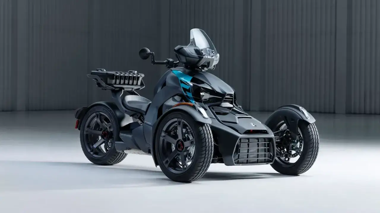 Modern grå trehjulig motorcykel med blå detaljer, redo för äventyr på b-kort.