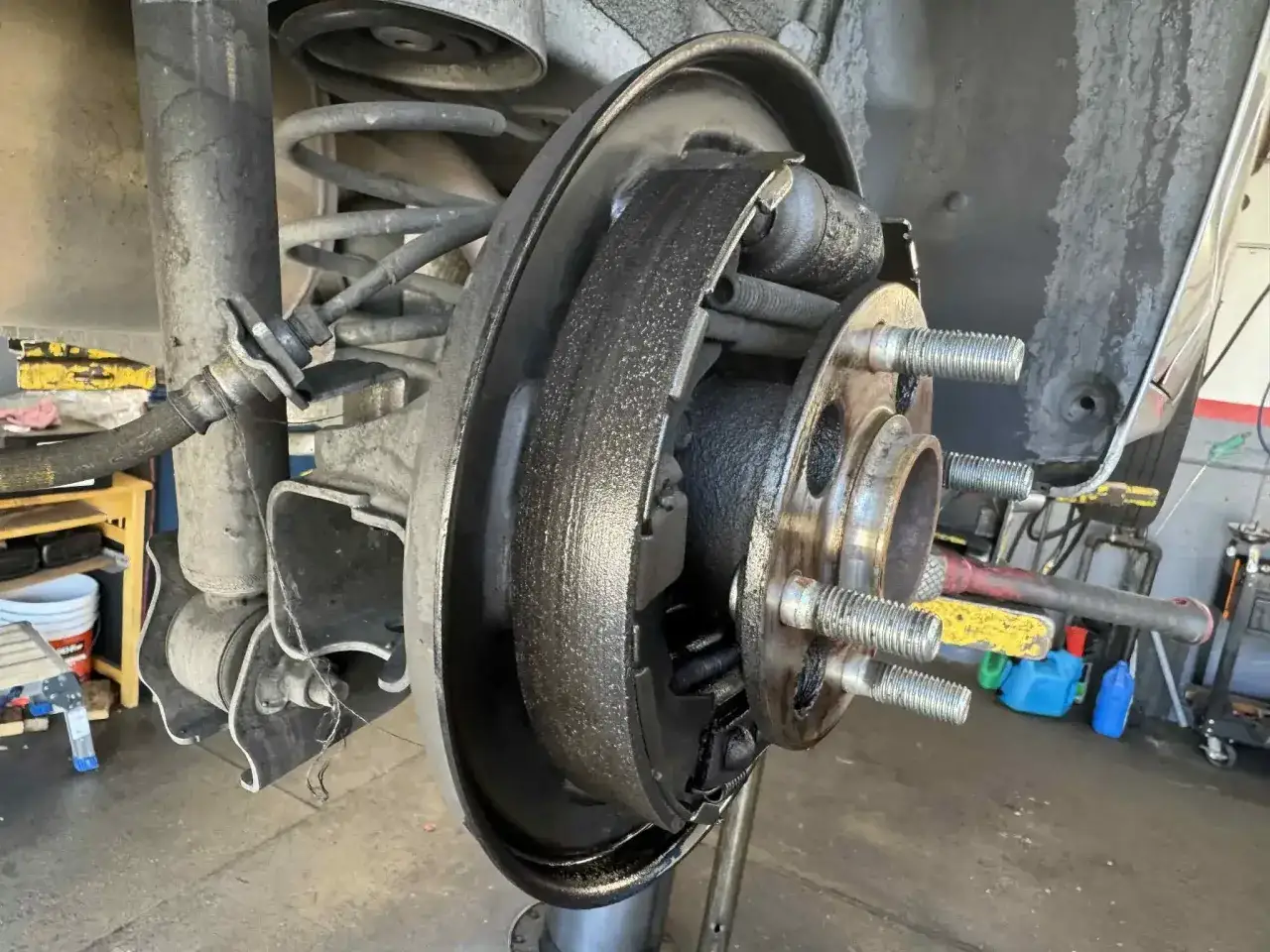 Bilens bromsar &auml;r synliga, redo att tysta det brummande ljudet fr&aring;n bilen.