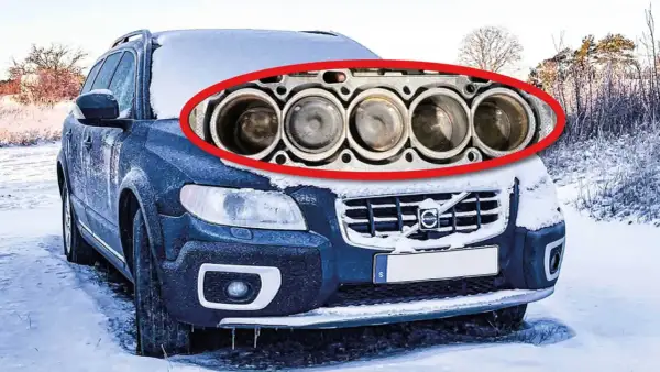 En svårstartad bil på morgonen i snö. Motorn, med sina cylindrar, är markerad med en röd oval.