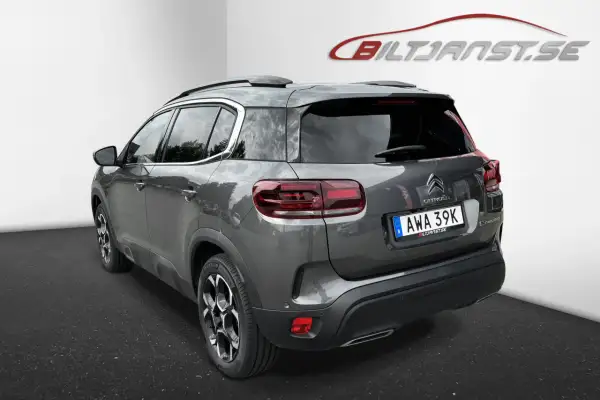 Grå Citroën C5 Aircross, bakifrån. En bil som kan ha ett Citroën C5 problem, men ser fin ut.