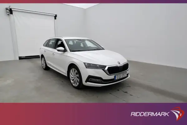 Vit Skoda Octavia laddhybrid står i ett ljust garage.