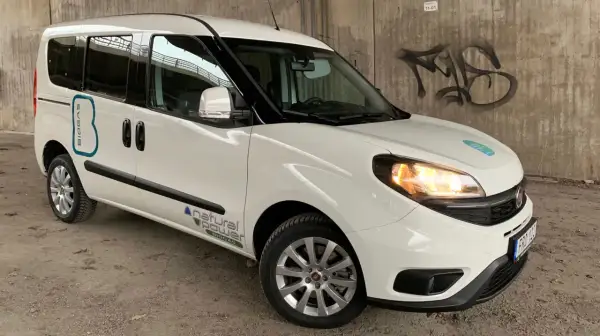 Vit Fiat Doblo med texten "Biogas" och "Natural Power" på sidan. En bil med ett potentiellt biogas-relaterat problem.