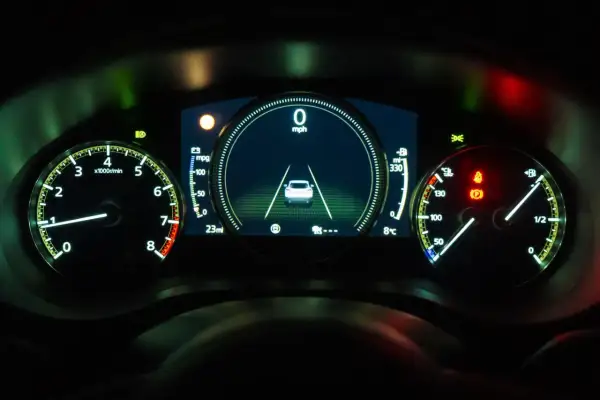 Bilens instrumentpanel visar 0 mph. En epc lampa lyser, vilket indikerar ett problem.