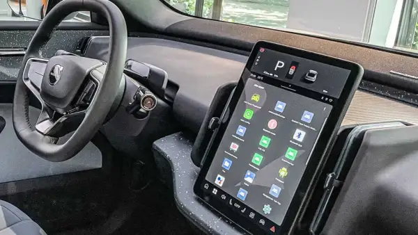 Volvos interiör med ratt och stor pekskärm. På skärmen syns appar som "Alla appar" och "Apple CarPlay", kanske för att kolla vilken euroklass har min bil.