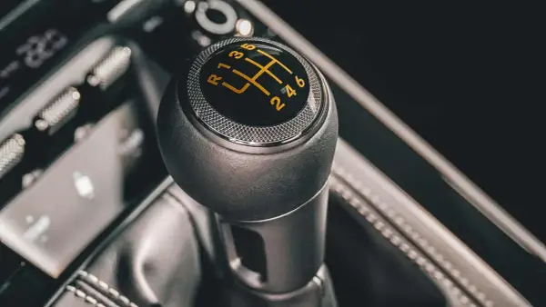 Växellåda med mönster för 1-6 och back. Kanske en oväntad motorstopp automat?