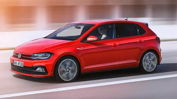 Röd Volkswagen Polo GTI kör snabbt. Vanliga fel på Polo kan vara relaterade till elektronik eller motor.