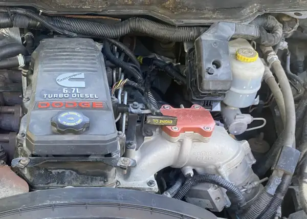 Motorutrymme i en Dodge med Cummins 6.7L Turbo Diesel. Koda bort EGR för bättre prestanda.