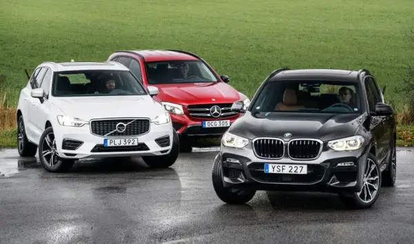 Grå BMW X3, vit Volvo XC60 och röd Mercedes-Benz GLC står på en våt vägbana. En BMW X3 problem kan vara att den inte är ensam i sin klass.