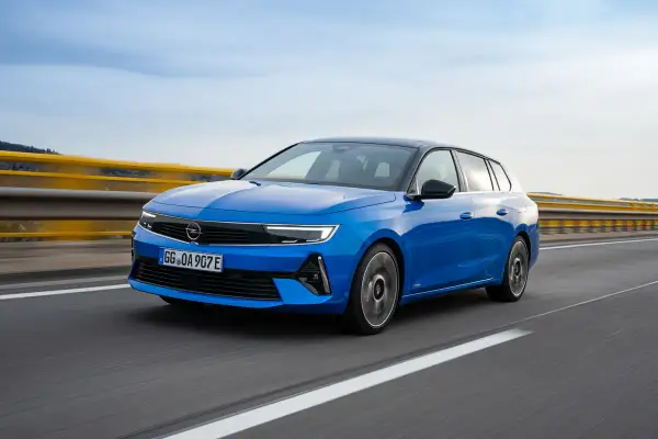 Blå Opel Astra Sports Tourer kör på motorvägen, inga problem med denna bil.